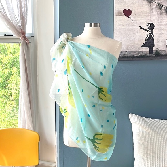 Beautiful garden print scarf - Picture 4 of 9